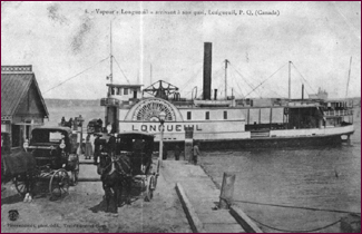 Le vapeur Longueuil arrive au quai de Longueuil.