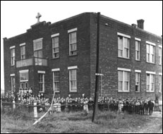 École Saint-Charles, à l’angle du chemin de Chambly et du boulevard Curé-Poirier, à Longueuil.