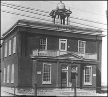 Première école Saint-Jean-Baptiste, à Montréal-Sud, sur la rue Victoria (Saint-Laurent), à proximité du pont Jacques-Cartier.