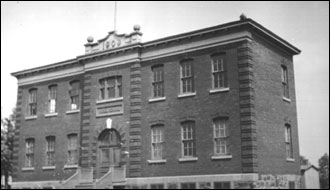 La Model School sur la rue Joliette, à l’emplacement  actuel de la Place Longueuil.