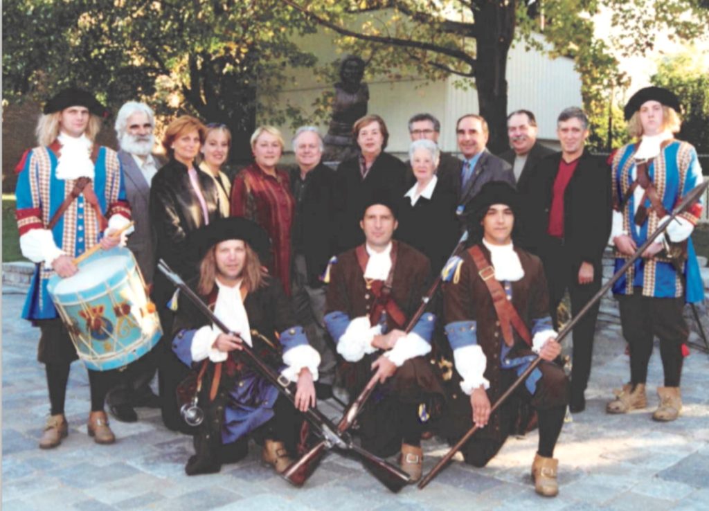 Photo de l'inauguration en 2001 du monument à Charles Le Moyne, fondateur de Longueuil. Réalisé sous la direction de l'historien Michel Pratt, alors président et directeur général de la Société historique et culturelle du Marigot .