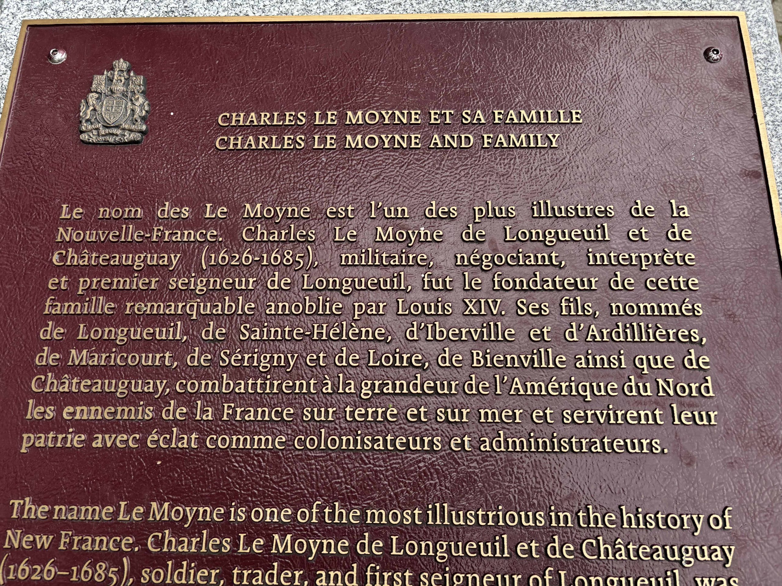 Plaque de bronze qui honore Charles Le Moyne, le fondateur de Longueuil, et sa famille. Située sur le chemin de Chambly derrière la cocathédrale Saint-Antoine,