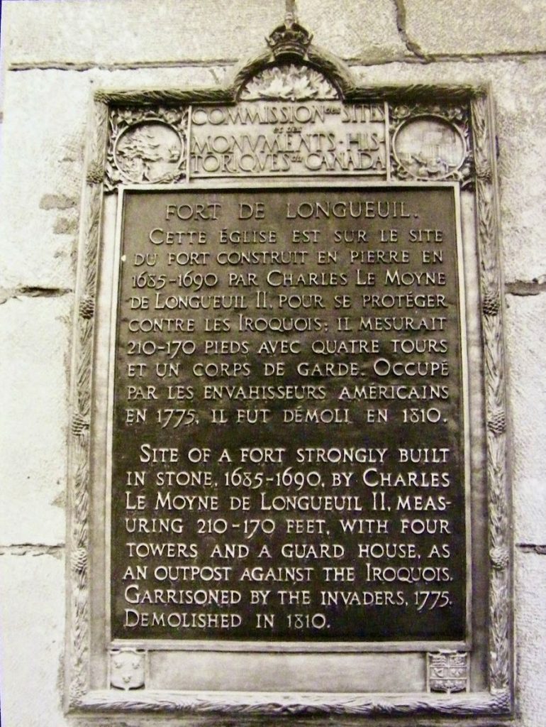 Plaque sur la cocathédrale Saint-Antoine à Longueuil soulignant la présence à cet endroit du château fort de Longueuil
