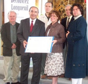 L'historien Michel Pratt, président et directeur général de la Société historique et culturelle du Marigot, et le maire de Longueuil, Claude Gladu, lors de la remise par la Commission de toponymie du Québec du certificat authentifiant la nomination de l'îlot de la Baronnie en 2007.